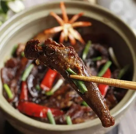 Hình ảnh Cá bống kho hành ớt có cơm