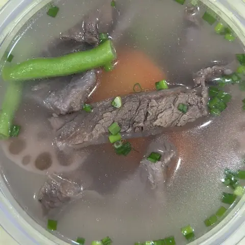 Hình ảnh Canh gân bò hầm củ sen - cà rốt