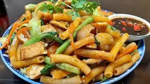 Hình ảnh Nui xào chả giò trứng