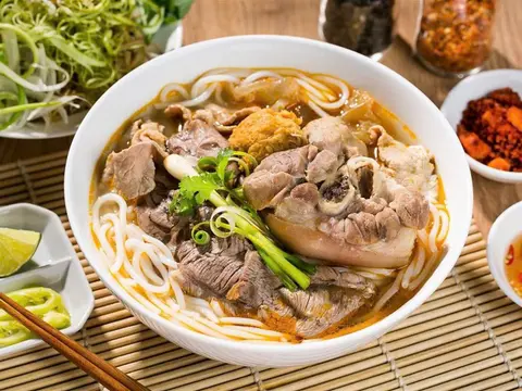 Hình ảnh Bún bò giò - chả - nạm - tái