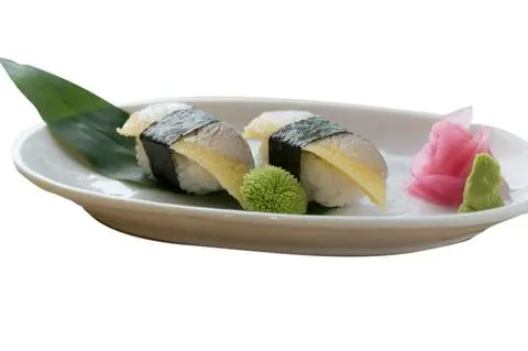 Hình ảnh Nigiri cá trích ép trứng