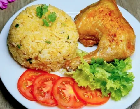 Hình ảnh Cơm Gà Xối Mỡ Góc Tư Đùi Chiên Giòn Vị Truyền Thống(Gà Nóng)