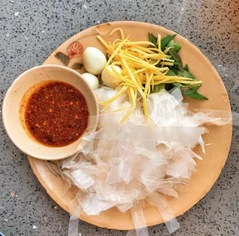 Hình ảnh Bánh tráng chấm muối cay
