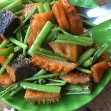 Hình ảnh Phá lấu xào rau muống - bánh mì