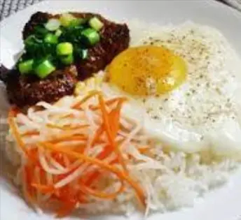 Hình ảnh Cơm chiên trứng ốp la + xúc xích