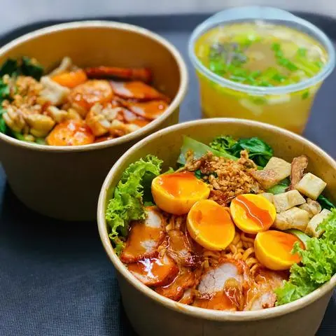 Hình ảnh Mì trộn xá xíu - trứng non