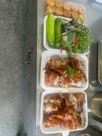 Hình ảnh Combo vịt quay da giòn - bánh bao