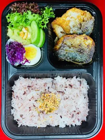 Hình ảnh Cơm cá saba Nauy nướng muối tiêu