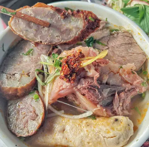 Hình ảnh Bún bò thịt dồi