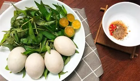 Hình ảnh Hột vịt lộn luộc nước dừa