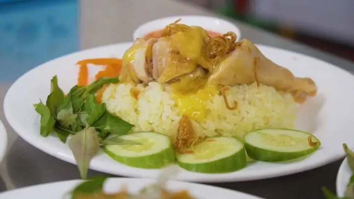 Hình ảnh Cơm chiên gà hấp lá chanh