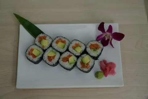 Hình ảnh Maki bơ cá hồi