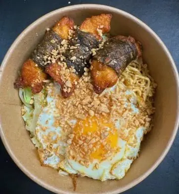 Hình ảnh Mì trộn gà cuộn rong biển - trứng ốp la