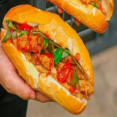 Hình ảnh Bánh mì chả cá nóng