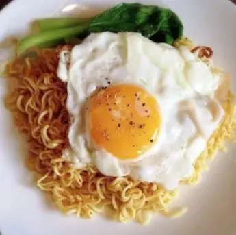 Hình ảnh Mì trộn 2 trứng ốp la