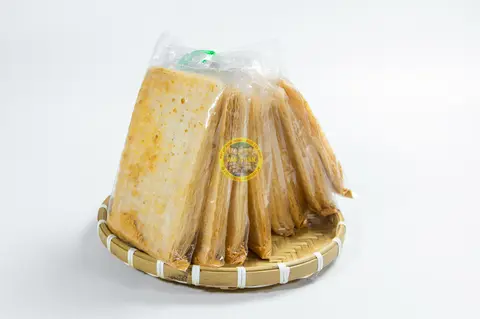Hình ảnh Bánh tráng muối nhuyễn ớt vuông nhỏ