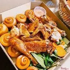 Hình ảnh Gà quay bánh bao nguyên con - vị truyền thống