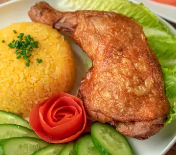 Hình ảnh Cơm gà xối mỡ đùi tỏi