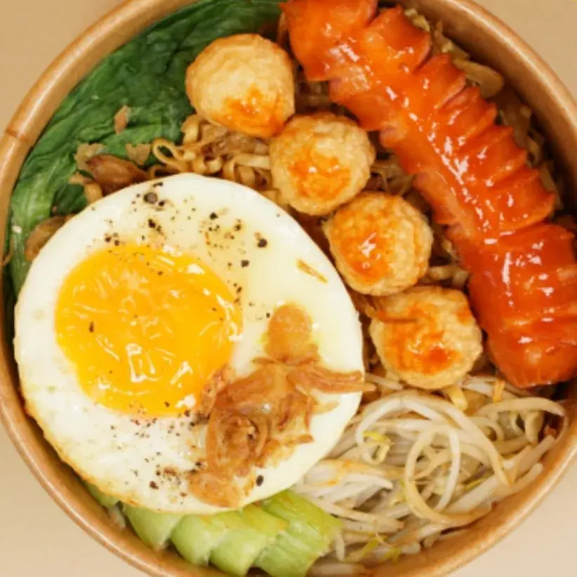 Hình ảnh Mì trộn lớn xúc xích - cá viên - trứng - rau cải