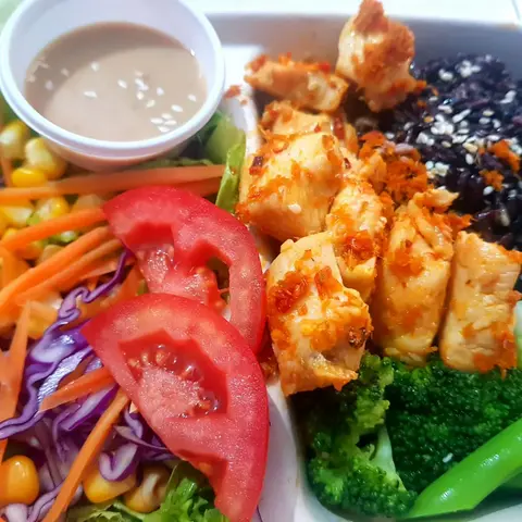 Hình ảnh Cơm gạo lứt gà sốt sa tế