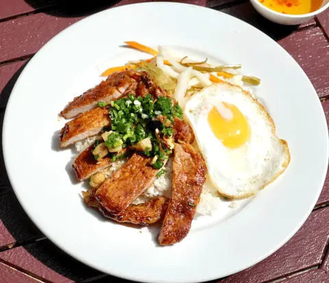 Hình ảnh Cơm tấm sườn - trứng ốp la - canh rong biển