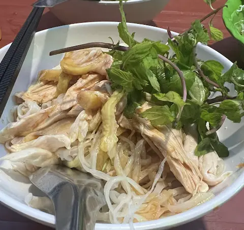Hình ảnh Phở gà đùi trộn