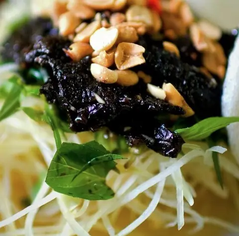 Hình ảnh Gỏi đu đủ khô bò đen