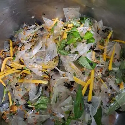 Hình ảnh Bánh tráng sợi trộn rong biển cháy tỏi chay