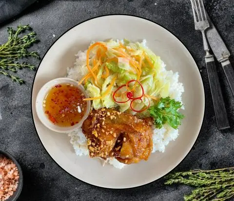 Hình ảnh Cơm tấm đùi gà mắm tỏi
