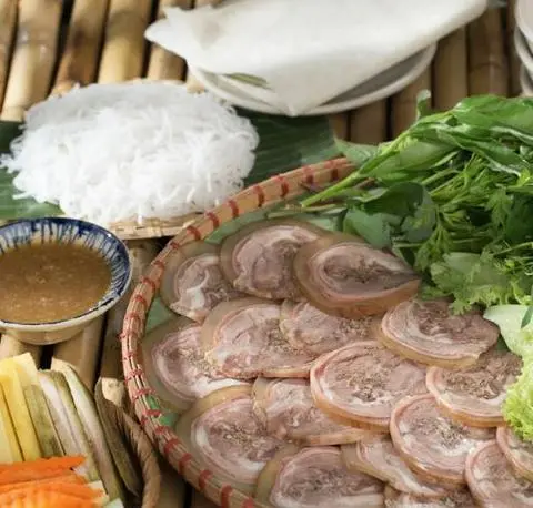 Hình ảnh Bò hấp cuốn rau rừng