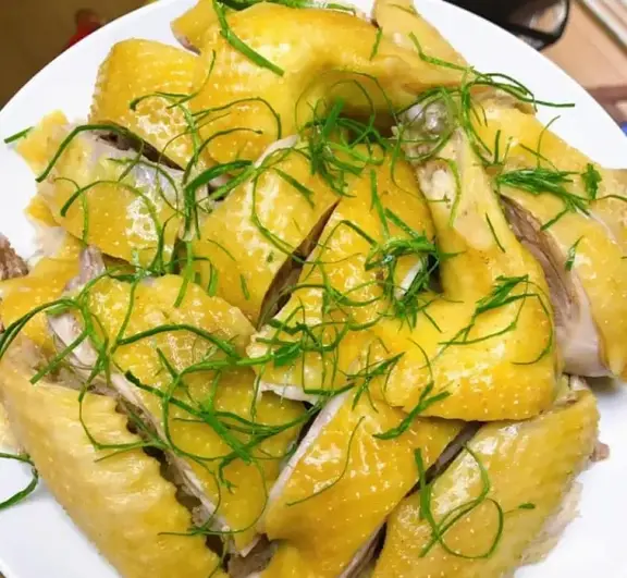 Hình ảnh Gà nguyên con chặt lá chanh