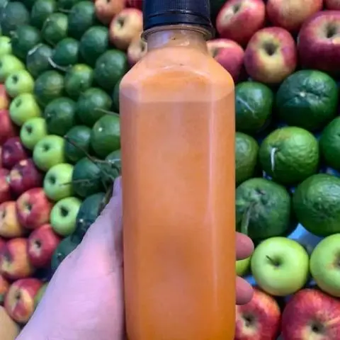 Hình ảnh Chai nước ép thơm - cà chua