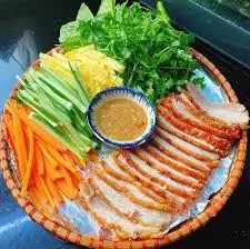 Hình ảnh Bánh tráng cuốn heo quay da giòn phần 2 người