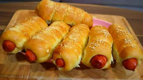 Hình ảnh Bánh cuộn xúc xích