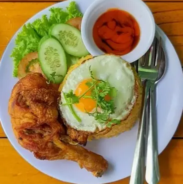 Hình ảnh Cơm gà xối mỡ ốp la
