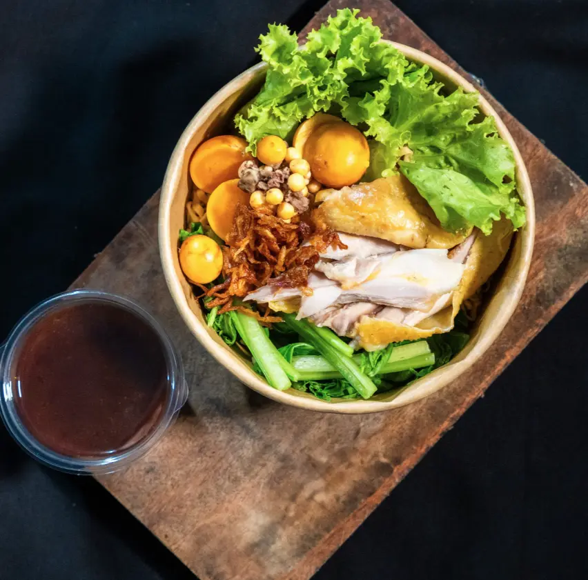 Hình ảnh Mì trộn gà xé trứng non