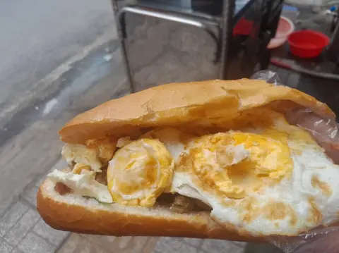 Hình ảnh Bánh mỳ ốp la 2 trứng
