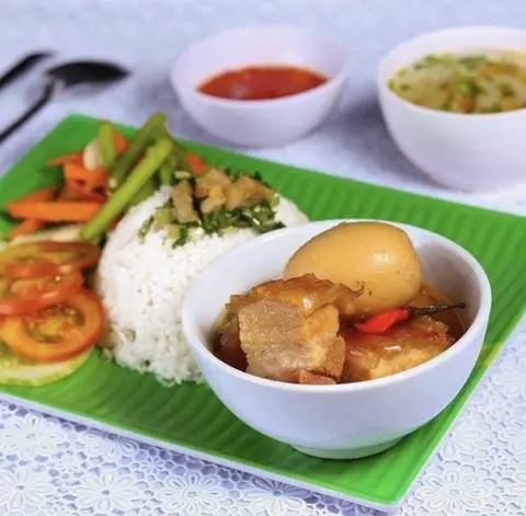 Hình ảnh Cơm heo quay kho trứng