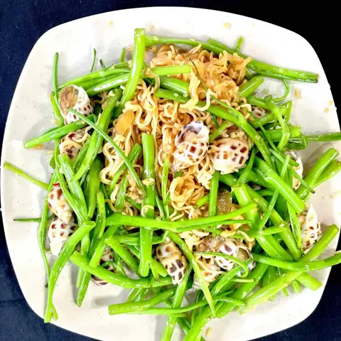 Hình ảnh Ốc Hương xào mì rau muống