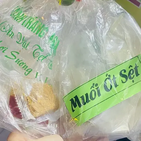 Hình ảnh Bánh tráng phơi sương chấm muối ớt sệt