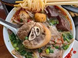 Hình ảnh Bún bò giò đặc biệt nạm chả gân