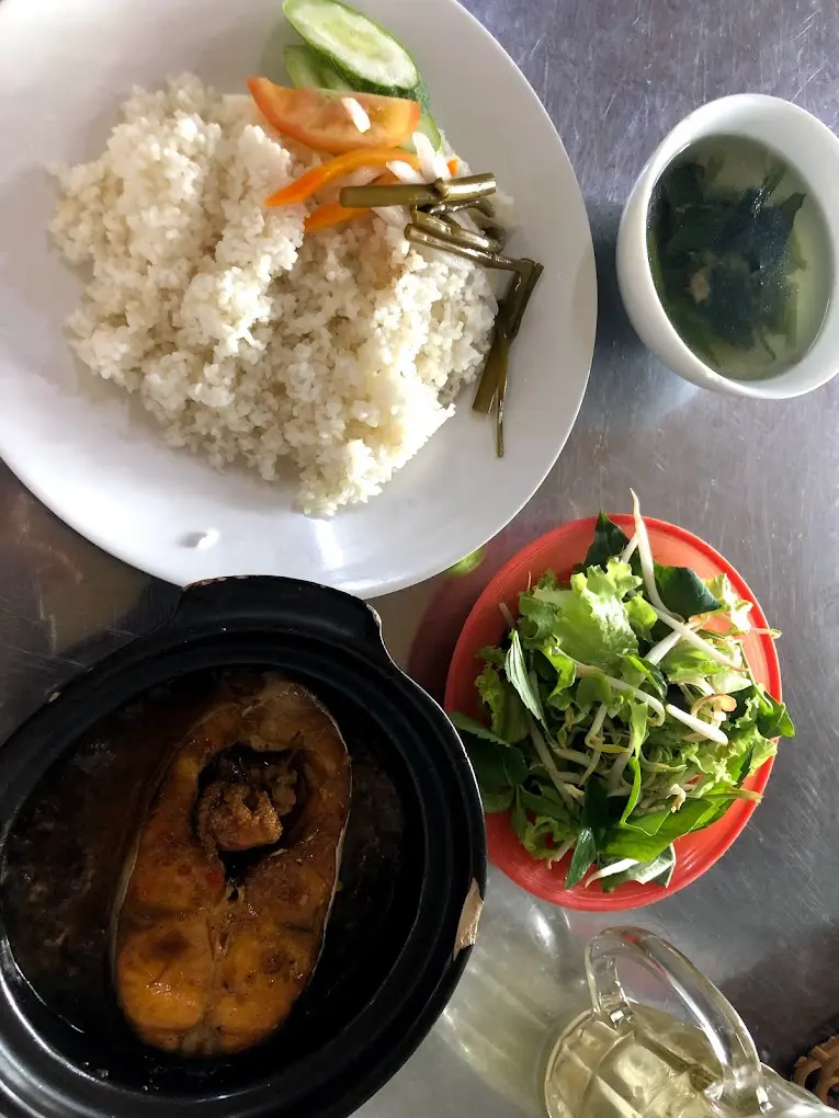 Hình ảnh Cơm tấm cá hú kho tộ