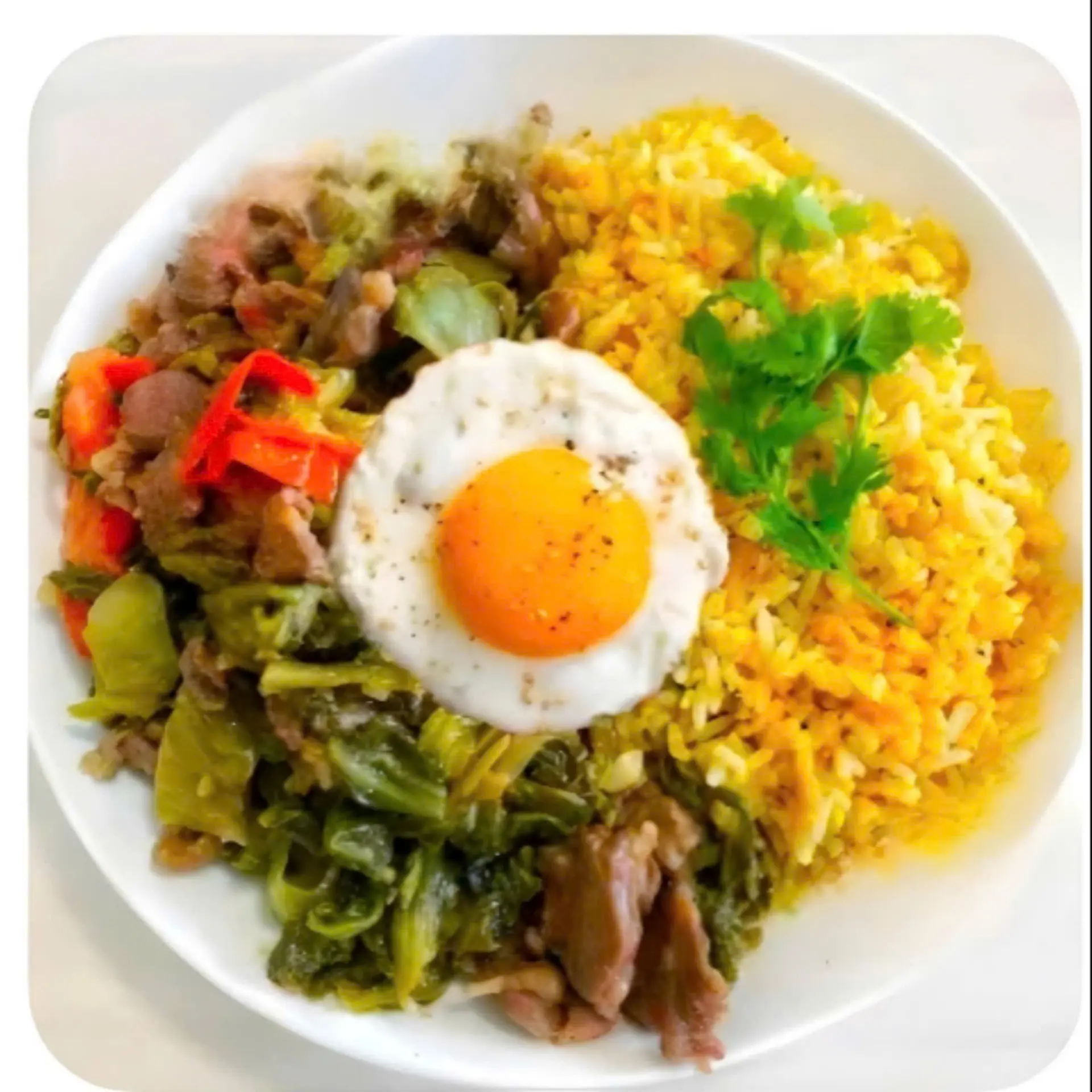 Hình ảnh Cơm Rang Dưa Bò + Trứng ốp la 