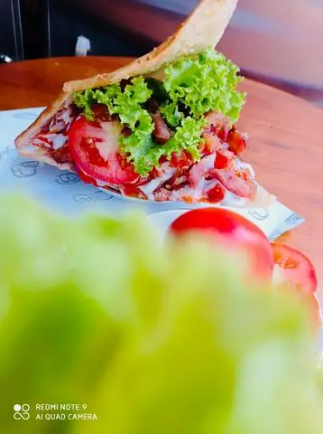 Hình ảnh Bánh mì thịt xúc xích M