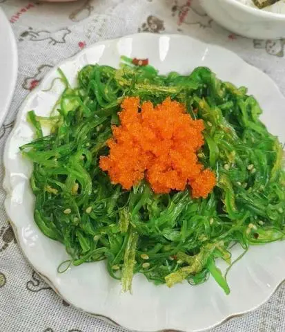 Hình ảnh Salad rong biển trộn mè trứng tôm