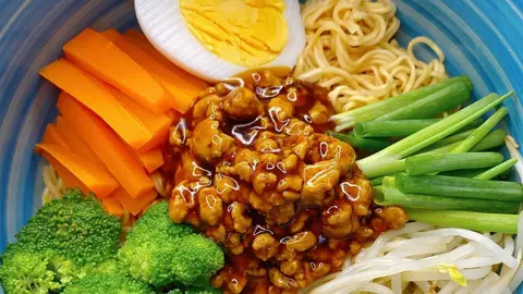Hình ảnh Mì trộn thịt bằm trứng