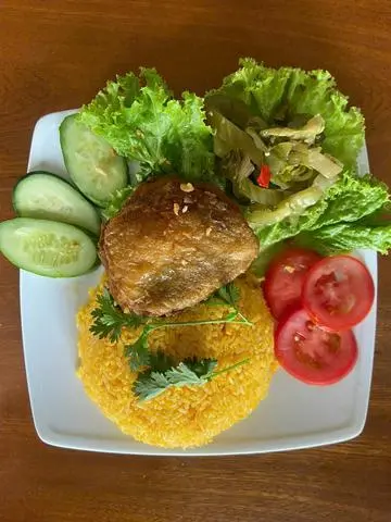 Hình ảnh Cơm gà xối mỡ má đùi