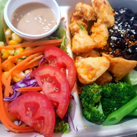Hình ảnh Cơm Gạo Lứt Gà Sốt BBQ Cay