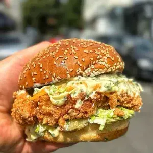 Hình ảnh Burger gà phô mai - Crispy fried chicken burger