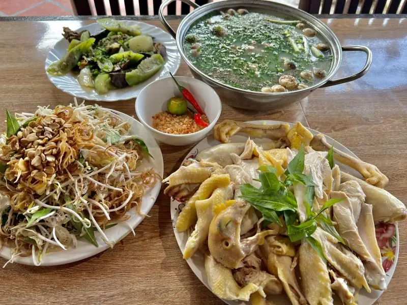 Hình ảnh Gà nguyên con - gỏi - lòng